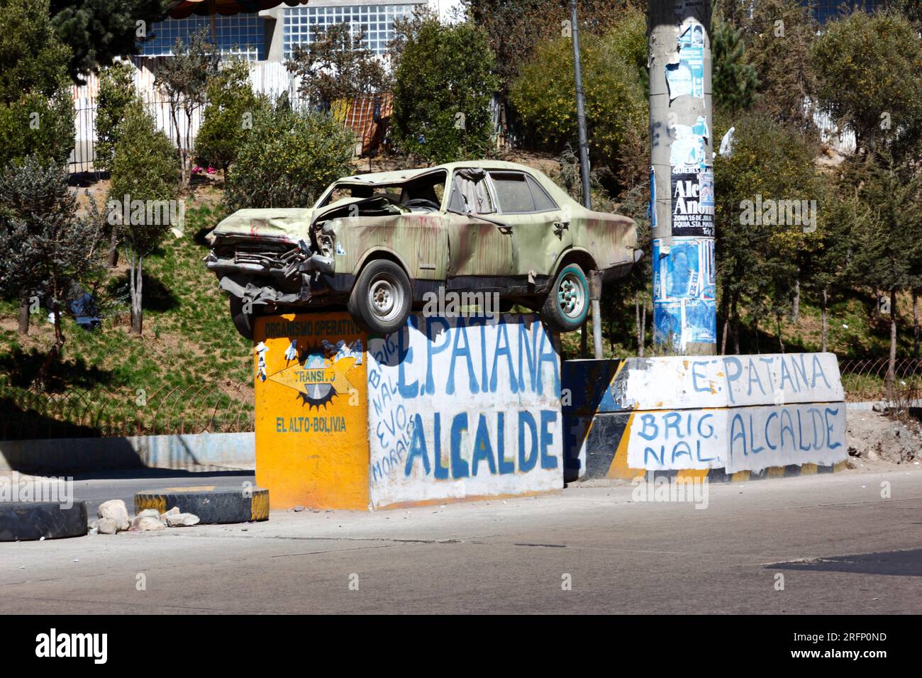 Si è schiantato su un piedistallo nel mezzo dell'autostrada per avvertire i conducenti di non bere guidare e guidare con prudenza, la Ceja, El alto, Bolivia Foto Stock