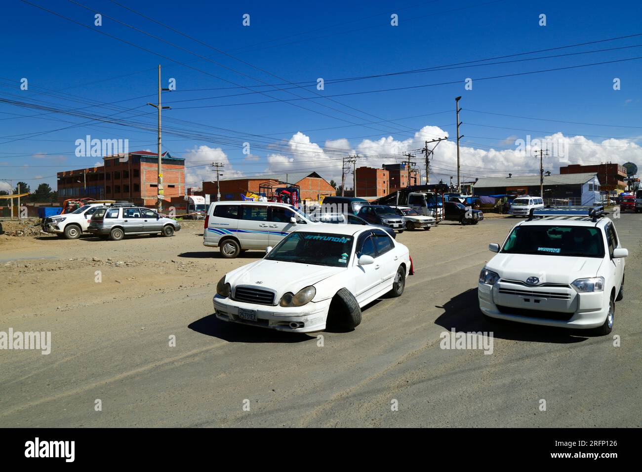 Hyundai con assale anteriore rotto al centro della strada principale che attraversa Senkata, El alto, Bolivia Foto Stock
