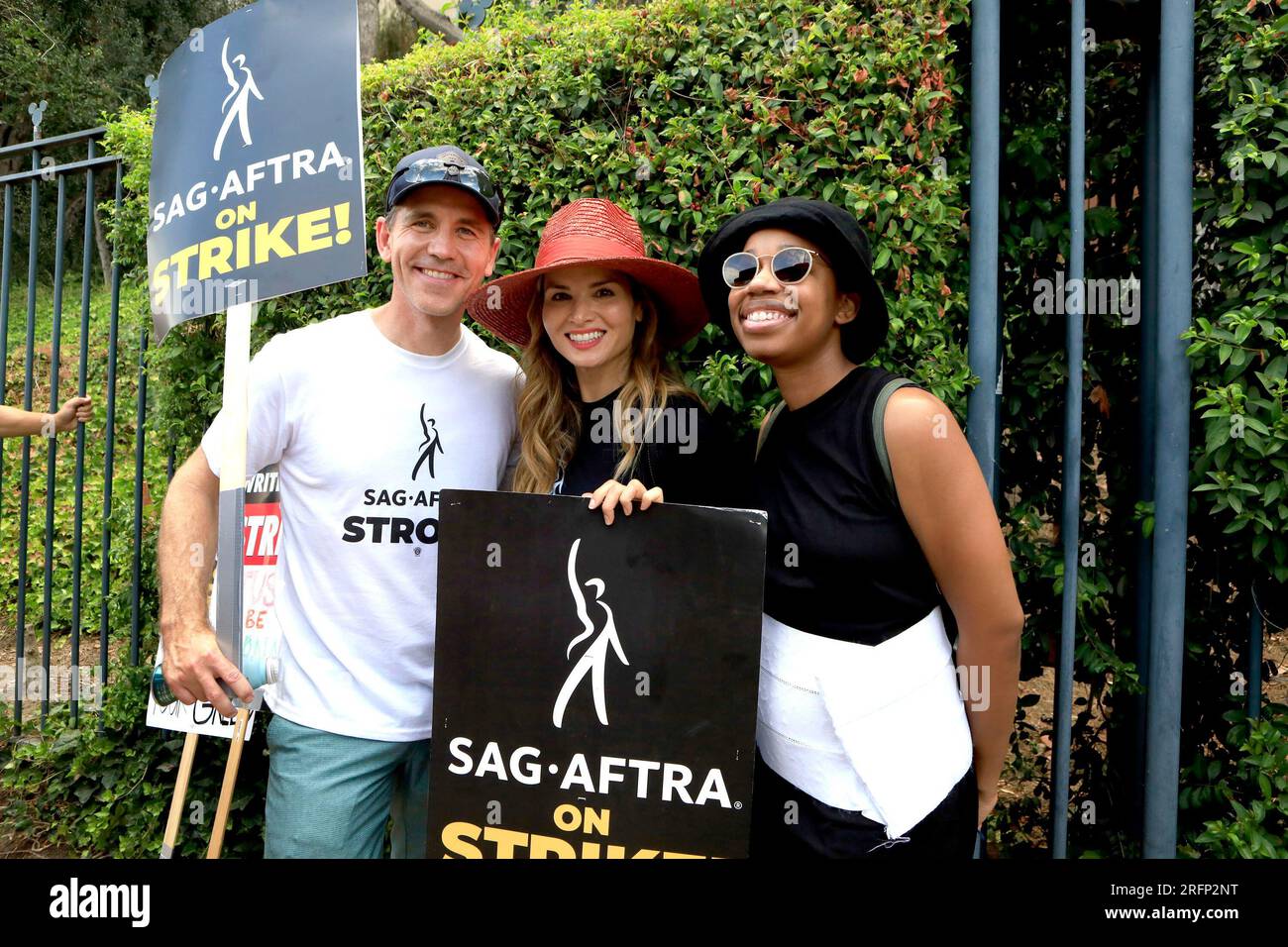 Los Angeles, CA. 1 agosto 2023. Brian Dietzen, Katrina Law, Diona Reasonover, Disney alla presenza per SAG-AFTRA e WGA host Strikers alle proteste della Picket Line presso vari Hollywood Studios, Los Angeles, CA 1 agosto 2023. Crediti: Priscilla Grant/Everett Collection/Alamy Live News Foto Stock