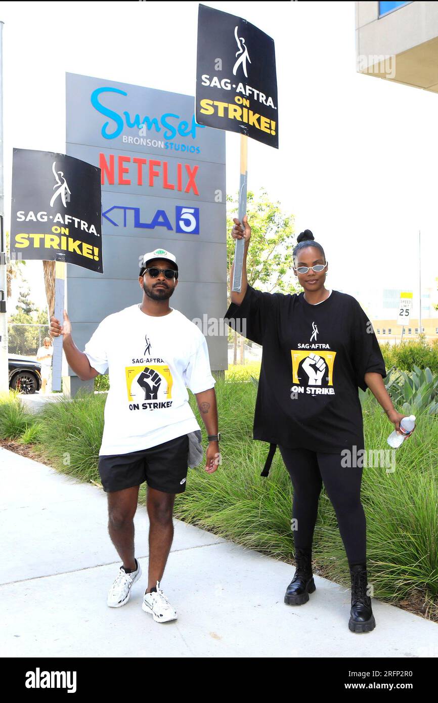 Los Angeles, CA. 1 agosto 2023. Netflix è presente per SAG-AFTRA e WGA host Strikers alle proteste di Picket Line presso vari Hollywood Studios, Los Angeles, CA 1 agosto 2023. Crediti: Priscilla Grant/Everett Collection/Alamy Live News Foto Stock