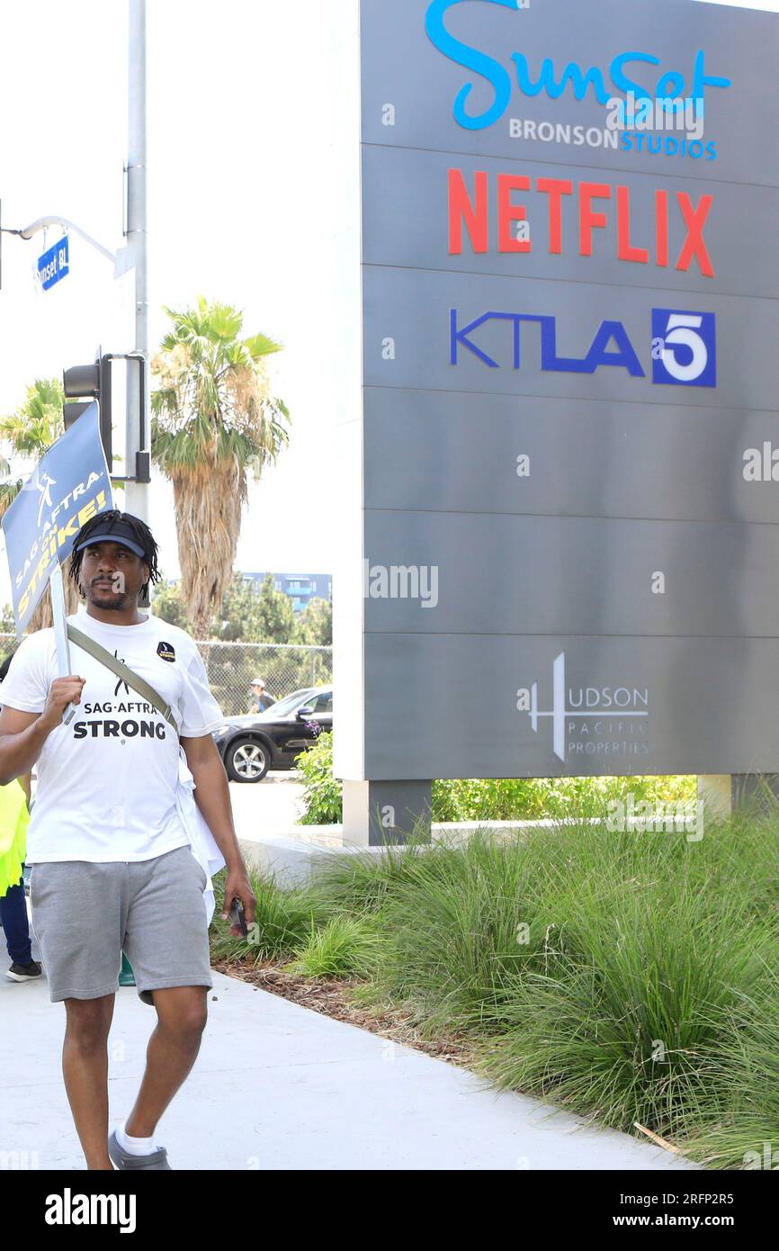 Los Angeles, CA. 1 agosto 2023. Netflix è presente per SAG-AFTRA e WGA host Strikers alle proteste di Picket Line presso vari Hollywood Studios, Los Angeles, CA 1 agosto 2023. Crediti: Priscilla Grant/Everett Collection/Alamy Live News Foto Stock