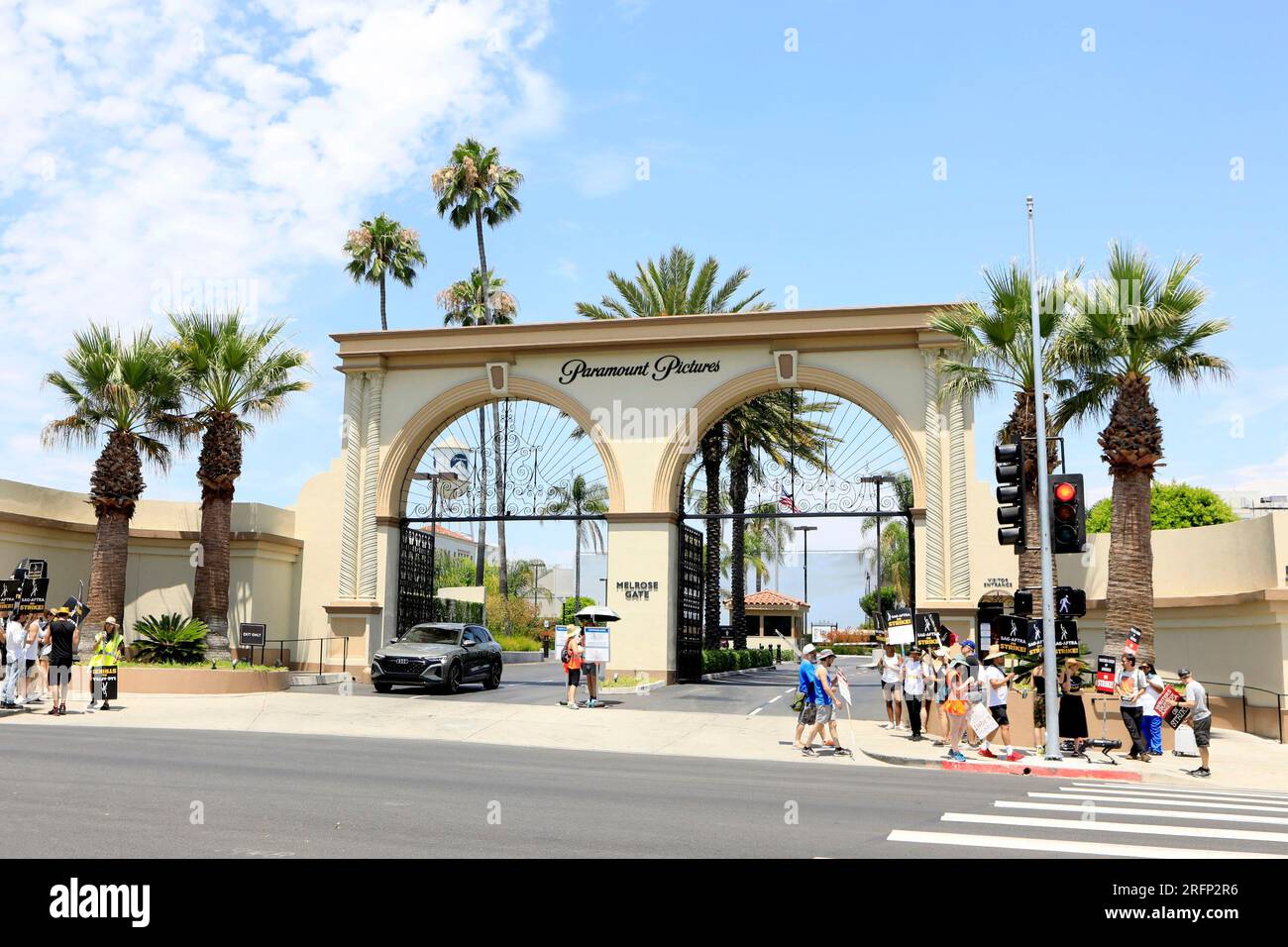 Los Angeles, CA. 1 agosto 2023. Paramount in presenza per SAG-AFTRA e WGA host Strikers alle proteste della Picket Line presso vari Hollywood Studios, Los Angeles, CA 1 agosto 2023. Crediti: Priscilla Grant/Everett Collection/Alamy Live News Foto Stock