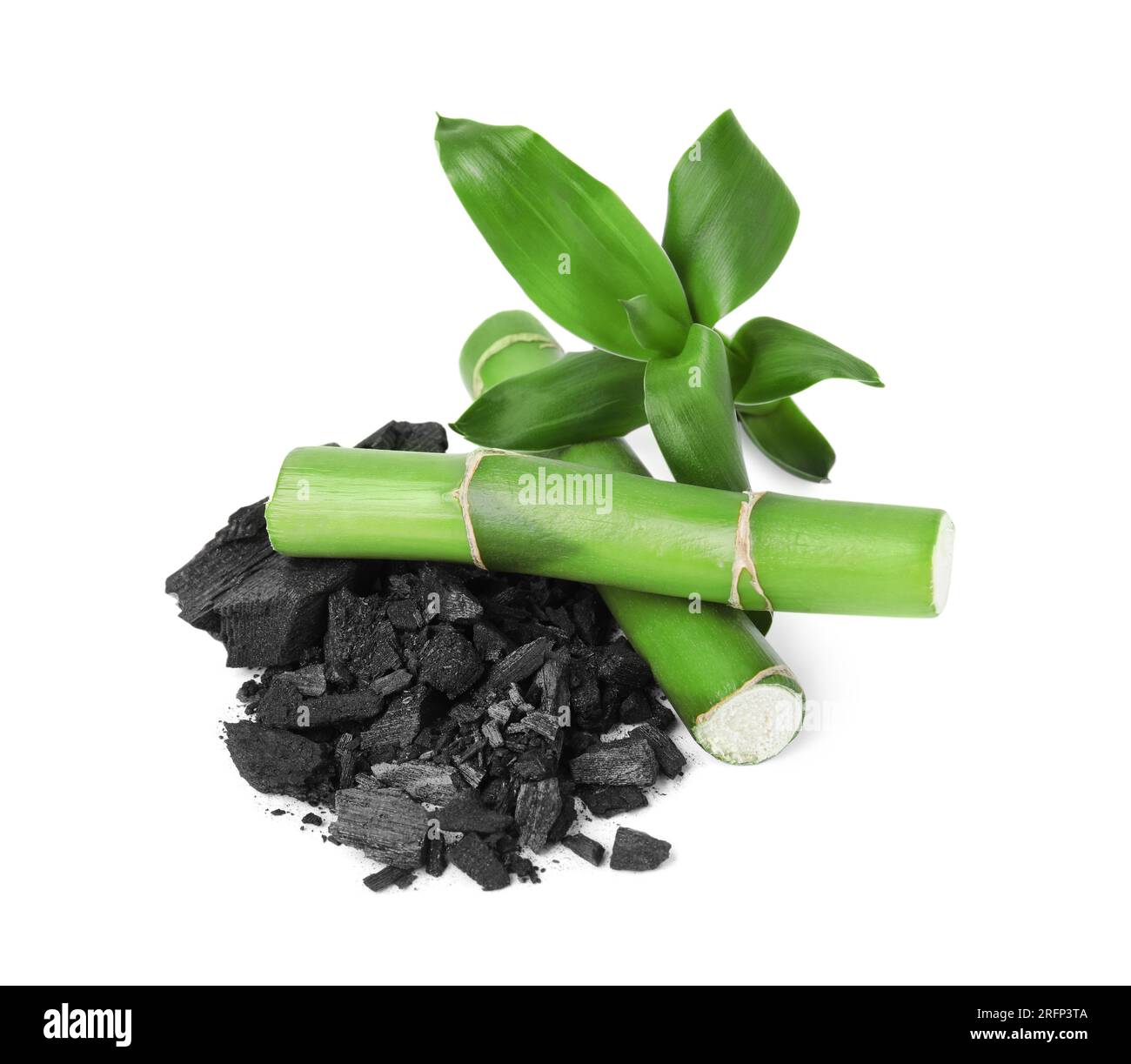 Bambù e carbone fresco su sfondo bianco Foto Stock