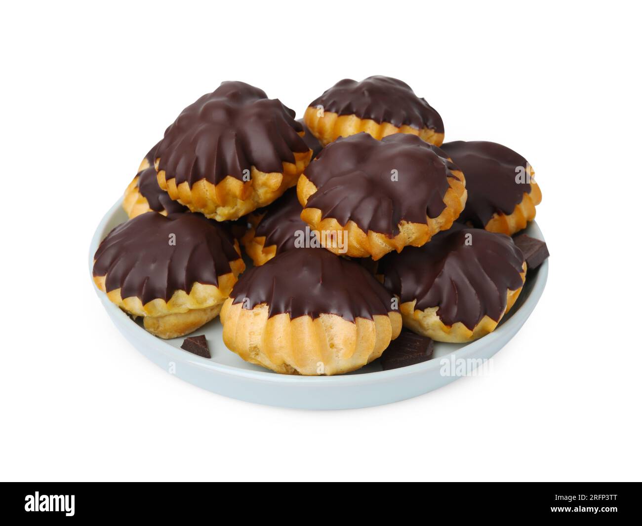 Deliziosi profiteroles con cioccolato sparso isolato su bianco Foto Stock