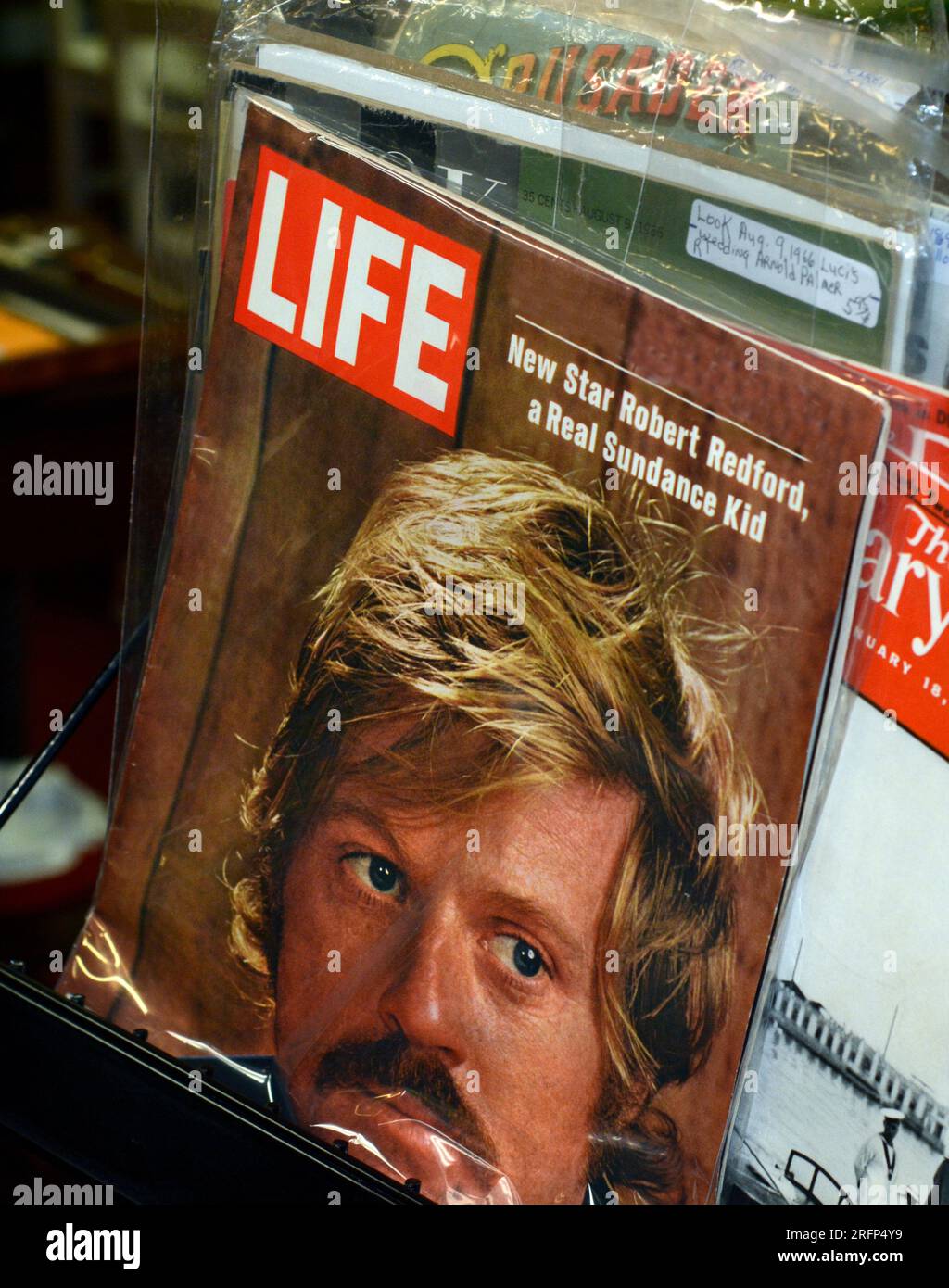 Una copia dell'edizione del 6 febbraio 1970 della rivista Life con una storia di copertina sull'attore cinematografico Robert Redford, in vendita in un negozio di antiquariato. Foto Stock