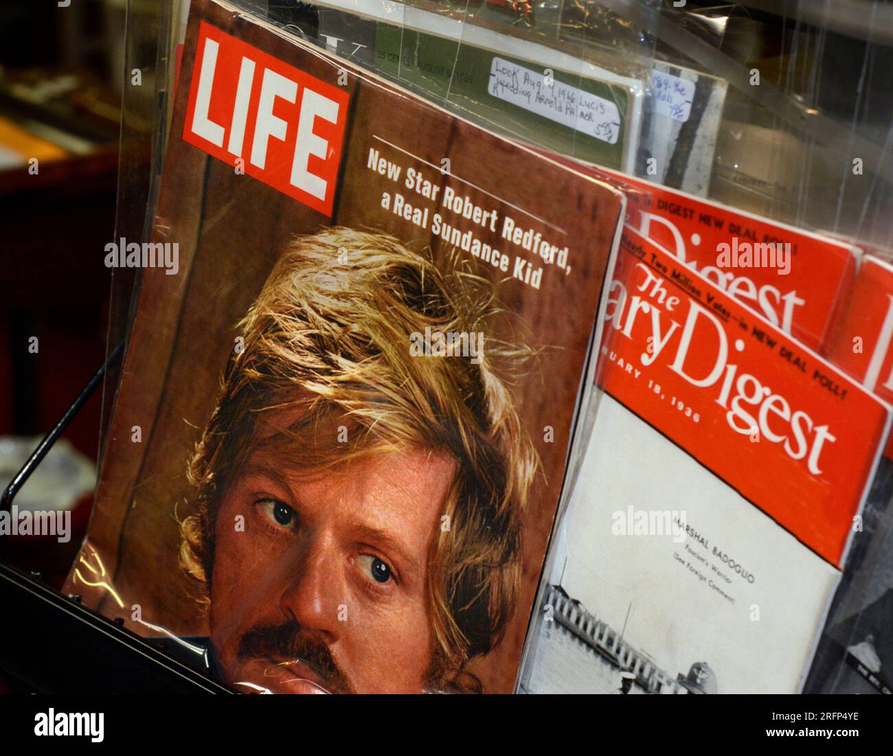 Una copia dell'edizione del 6 febbraio 1970 della rivista Life con una storia di copertina sull'attore cinematografico Robert Redford, in vendita in un negozio di antiquariato. Foto Stock