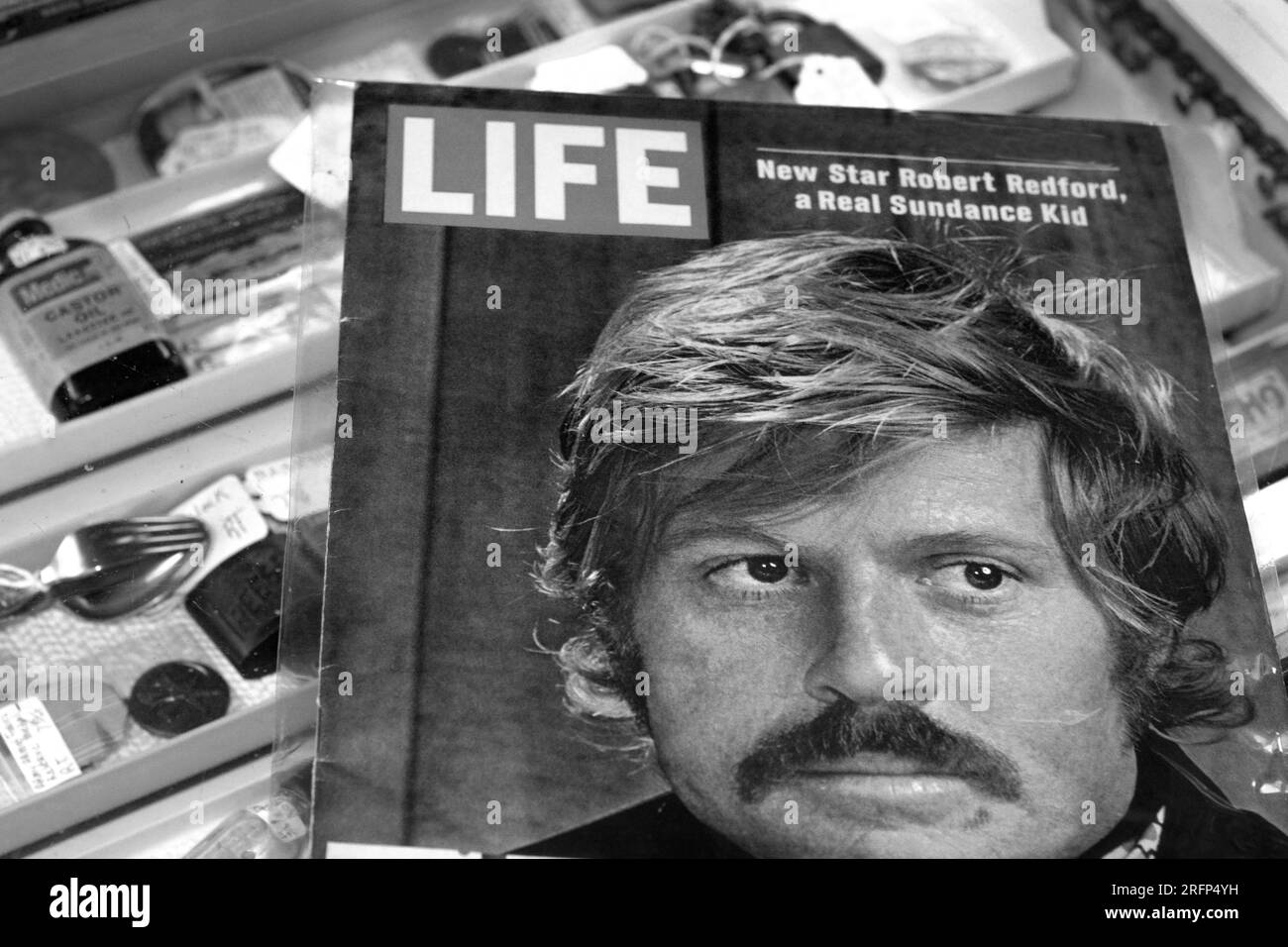 Una copia dell'edizione del 6 febbraio 1970 della rivista Life con una storia di copertina sull'attore Robert Redford, in vendita in un negozio di antiquariato. Foto Stock