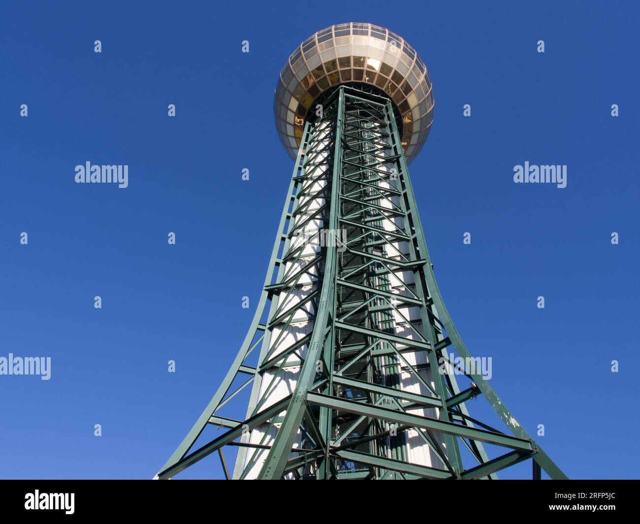 Contro un cielo azzurro, la Sunsphere Tower di Knoxville, Tennessee, Stati Uniti, si erge alta e accattivante con il suo globo dorato visto dal basso. Foto Stock