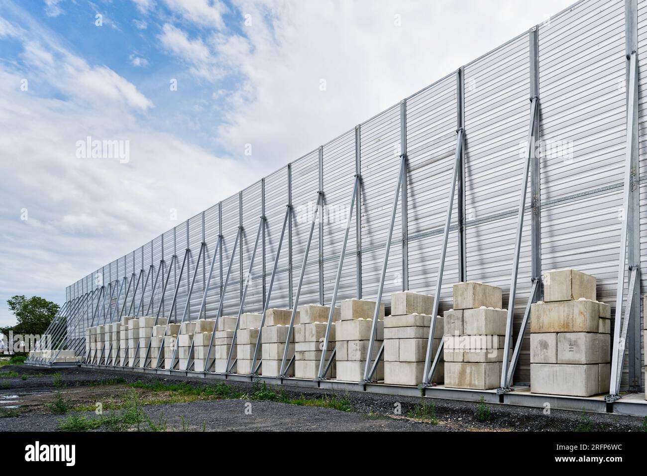 barriera acustica temporanea lungo una linea ferroviaria sul sito di una nuova area di costruzione a colonia ehrenfeld Foto Stock