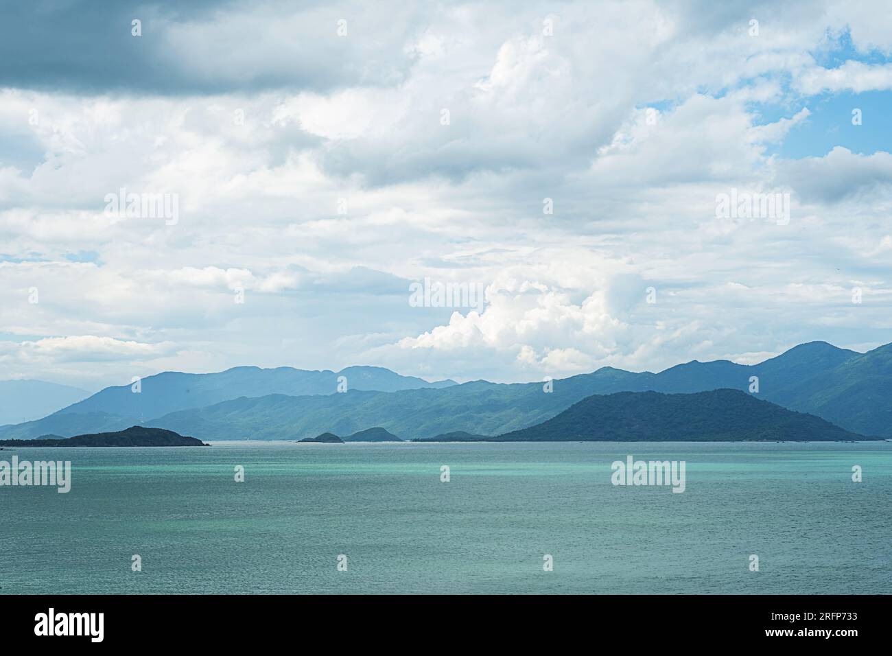 Paesaggio oceanico e montano mozzafiato. Sfondo estivo marittimo. Foto Stock
