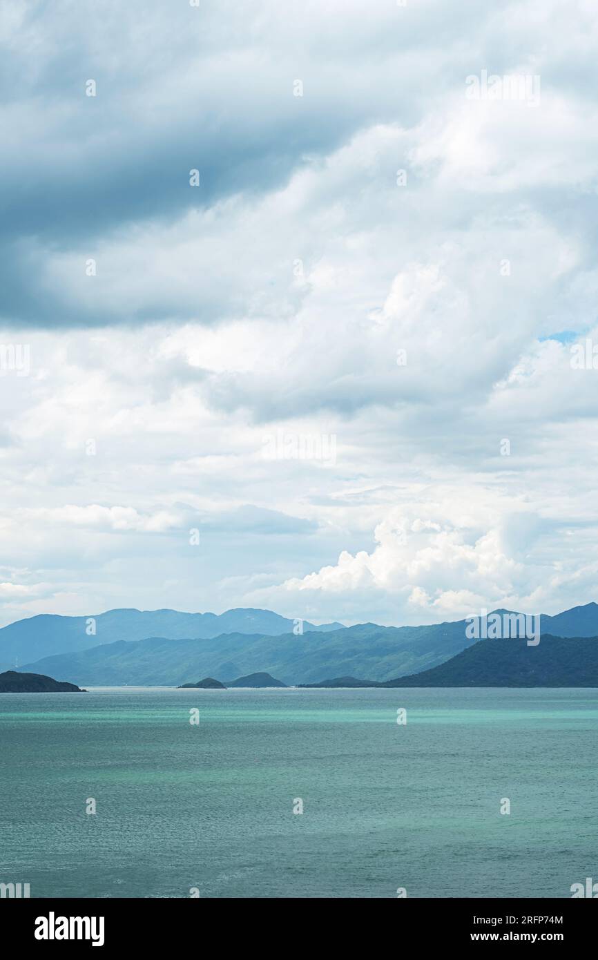 Paesaggio oceanico e montano mozzafiato. Sfondo estivo marittimo. Foto Stock