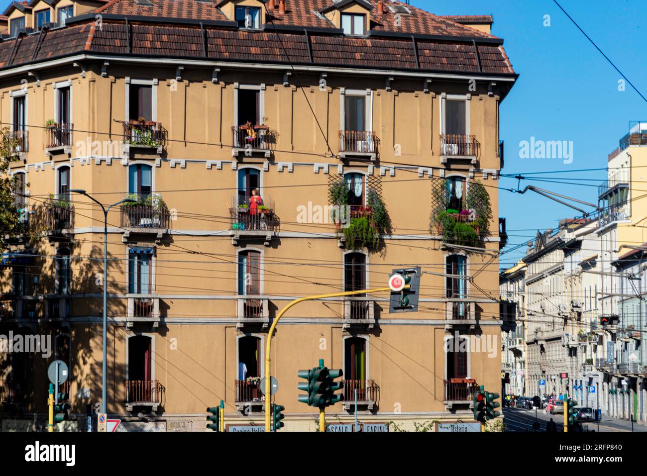 Appartamento a Milano con donna sul balcone Foto Stock