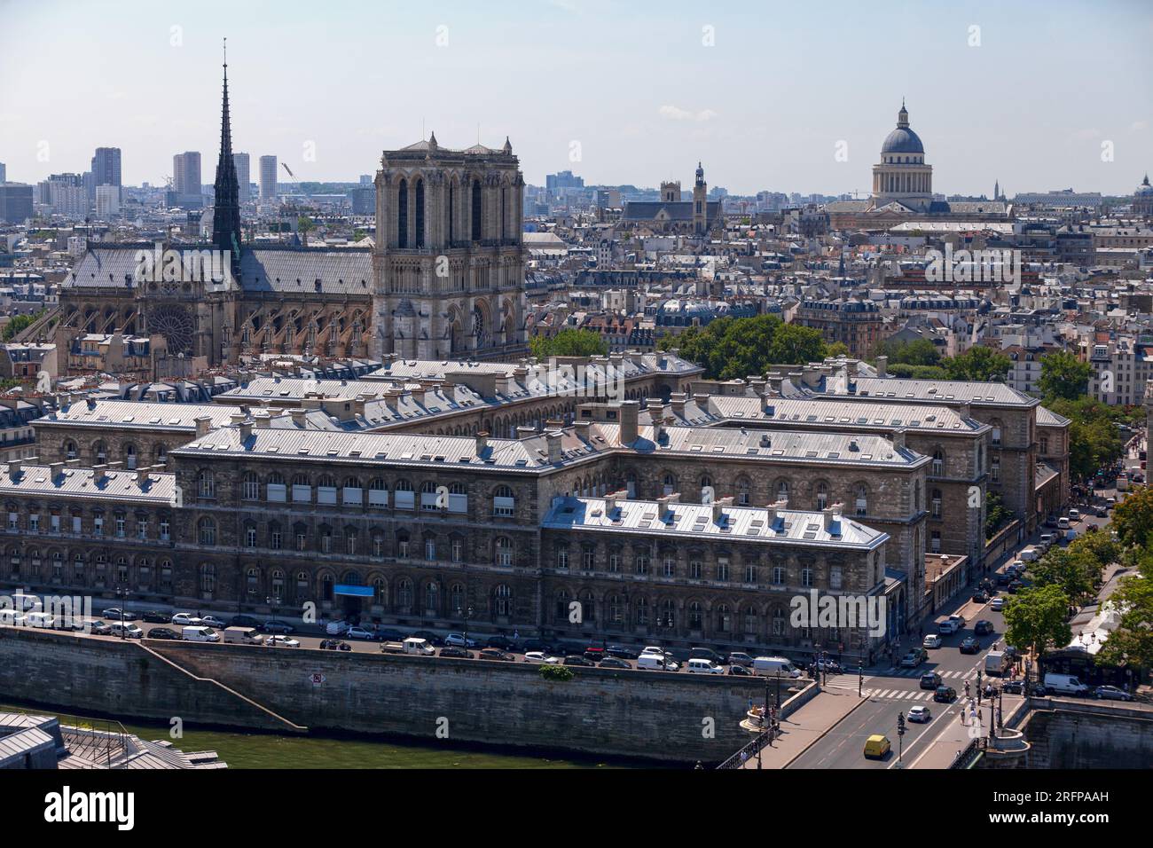 Parigi, Francia - 07 luglio 2017: Veduta aerea del Hôpital Hôtel-Dieu (AP-HP), del Pont Notre-Dame e della Senna e con dietro, Notre Dame, il Foto Stock