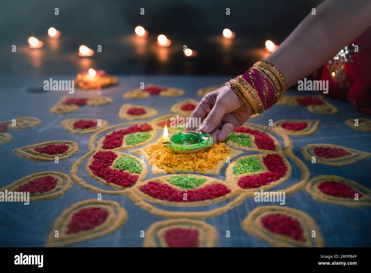 Felice Diwali - Diya lampade accese durante la celebrazione diwali Foto Stock