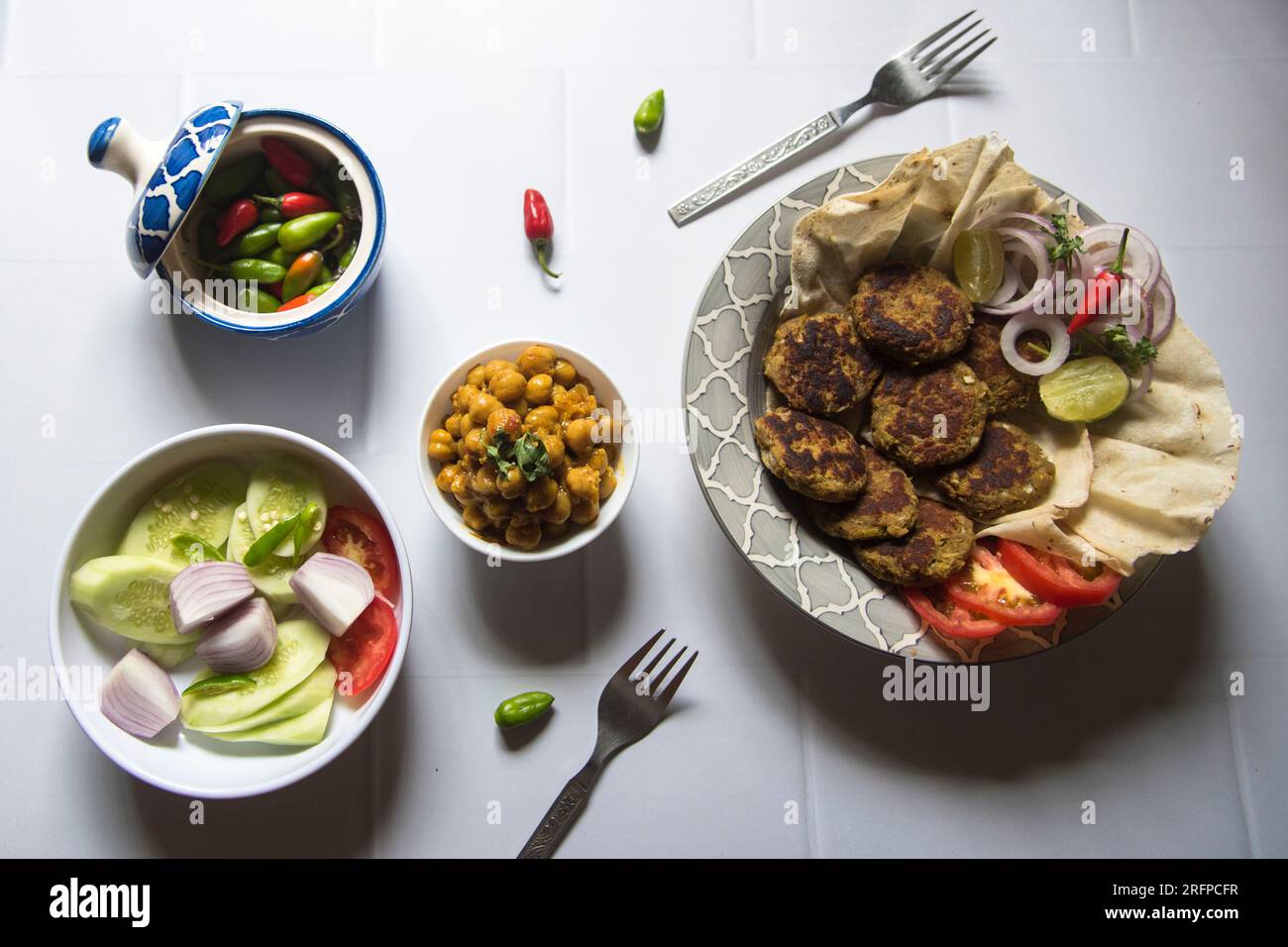 Vista dall'alto dell'ingrediente indiano di Street food Chole e tikia kebab o chickpea masala. Foto Stock