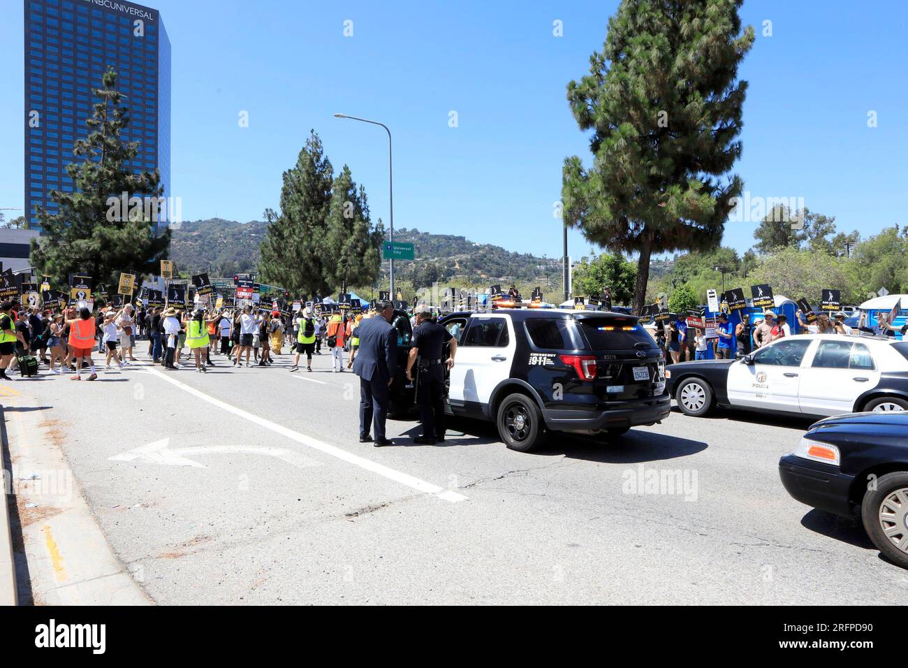 Los Angeles, CA. 4 agosto 2023. La polizia ha chiuso Lankershim Blvd per sciopero in presenza per SAG-AFTRA e WGA host Strikers alla protesta Picket Line agli Universal Studios, Universal City, Los Angeles, CA 4 agosto 2023. Crediti: Priscilla Grant/Everett Collection/Alamy Live News Foto Stock