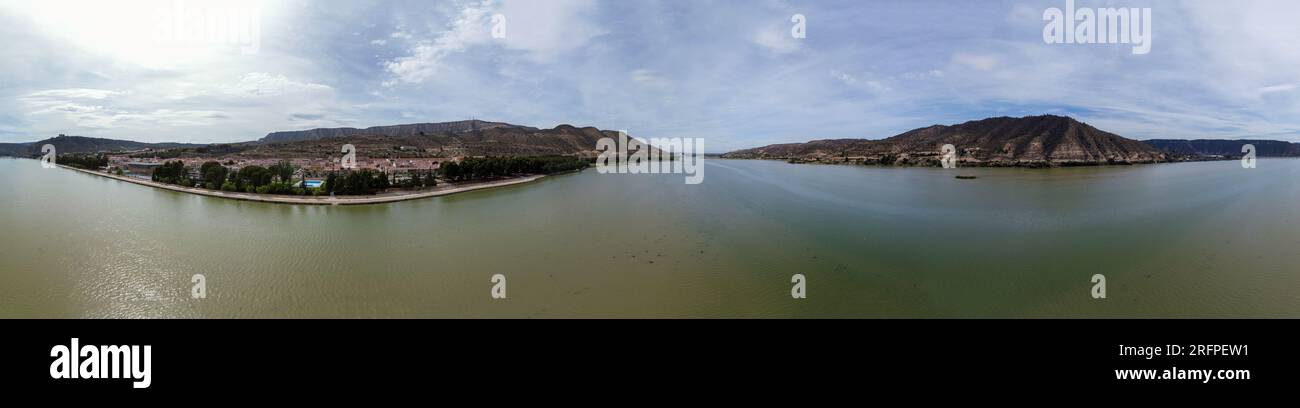 Ebro Rio, in Spagna, con un bacino idrico e acqua limpida per pescare e rilassarsi Foto Stock