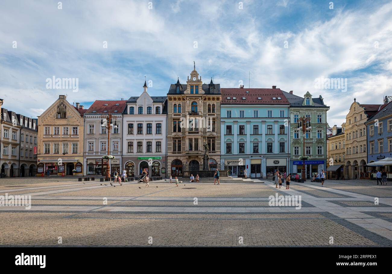 Case antiche panoramiche sulla piazza della città vecchia di Liberec, nella Repubblica Ceca. Foto Stock