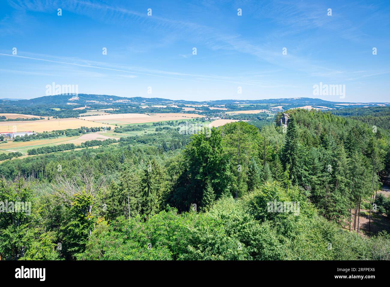 Vista classica del paesaggio collinare e parzialmente boscoso della Boemia nella Repubblica Ceca, Europa centrale. Foto Stock