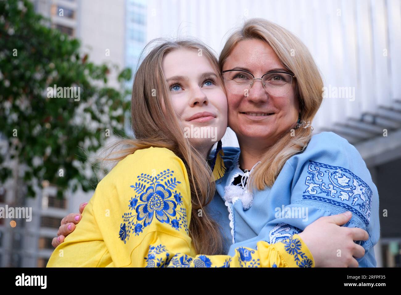 Due donne ucraine madre e figlia guardano al futuro. Camicie multicolore ricamate simbolo dell'Ucraina Foto Stock