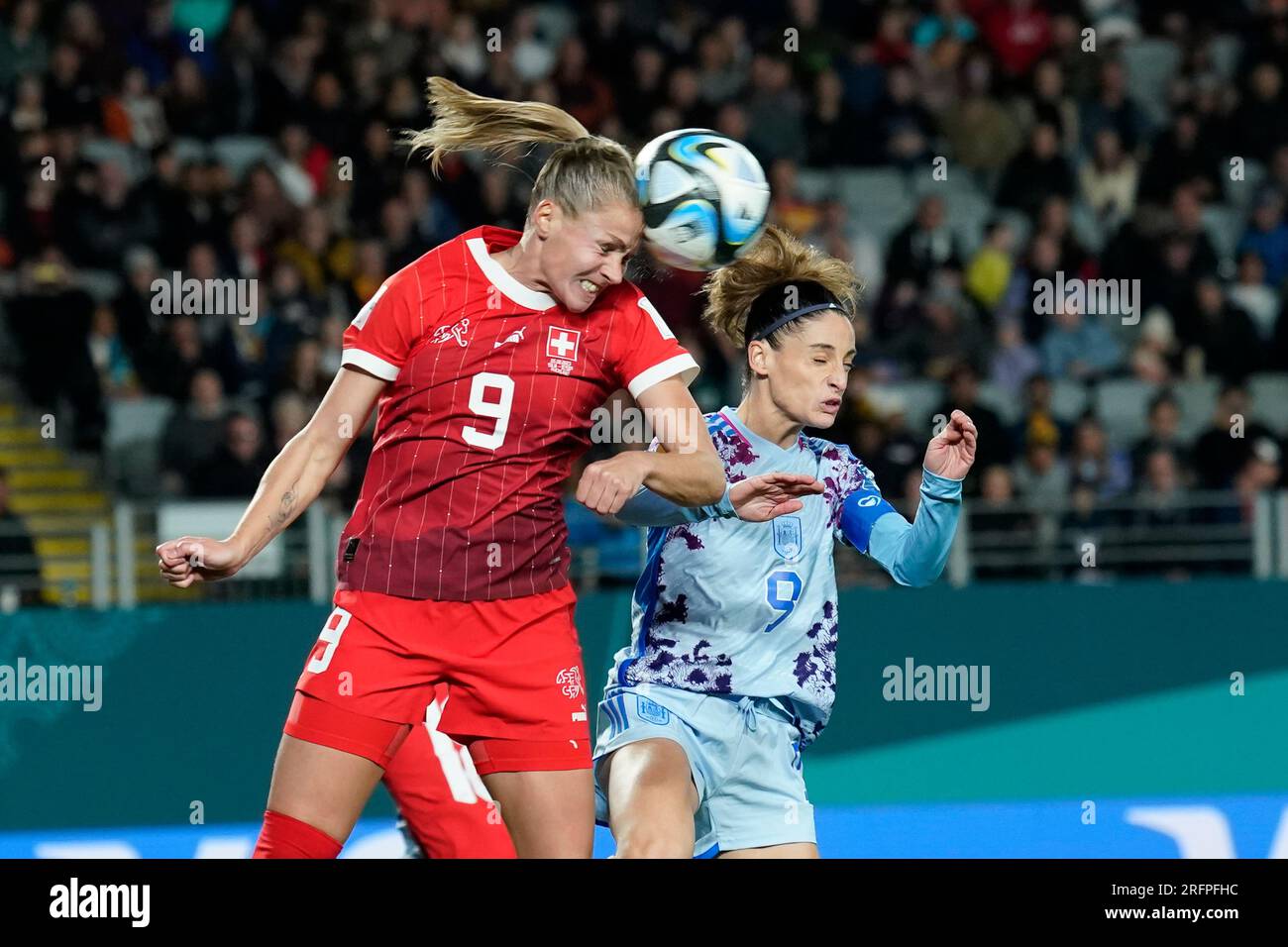 Auckland, nuova Zelanda. 5 agosto 2023. Coppa del mondo femminile FIFA 2023 Round of 16 - Svizzera contro Spagna. Ana-Maria Crnogorcevic della Svizzera e Esther Gonzalez della Spagna in duello aereo. DAT do/Alamy Live News. Foto Stock