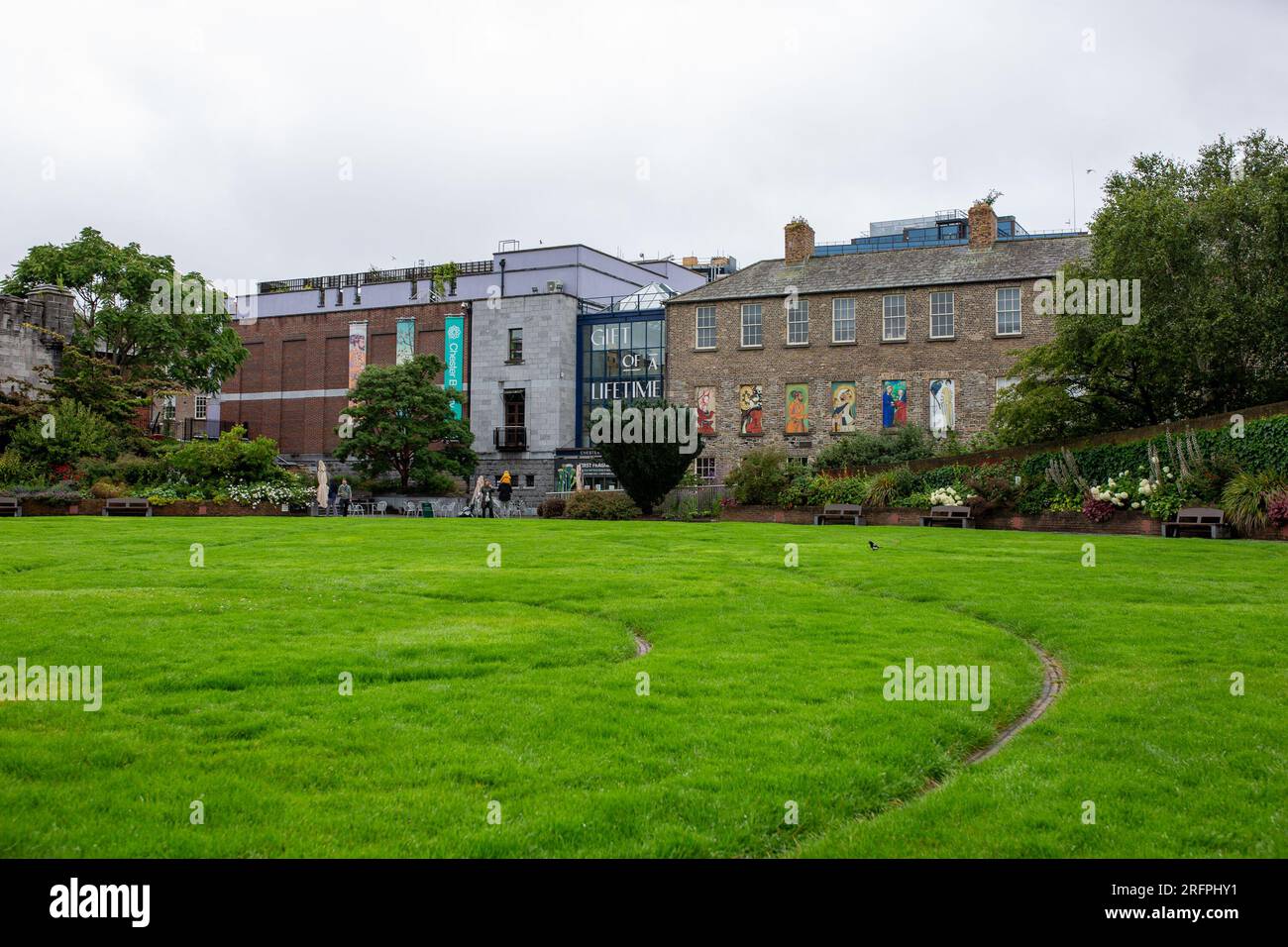 Dublino, Irlanda - 23 luglio 2023: Giardini del Castello di Dublino, Dubh Linn Foto Stock