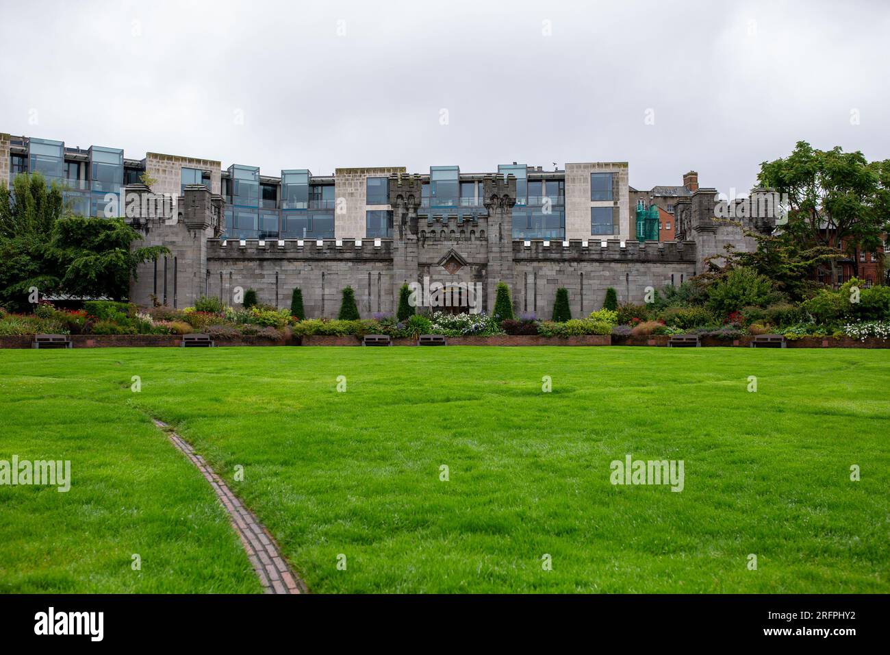 Dublino, Irlanda - 23 luglio 2023: Giardini del Castello di Dublino, Dubh Linn Foto Stock