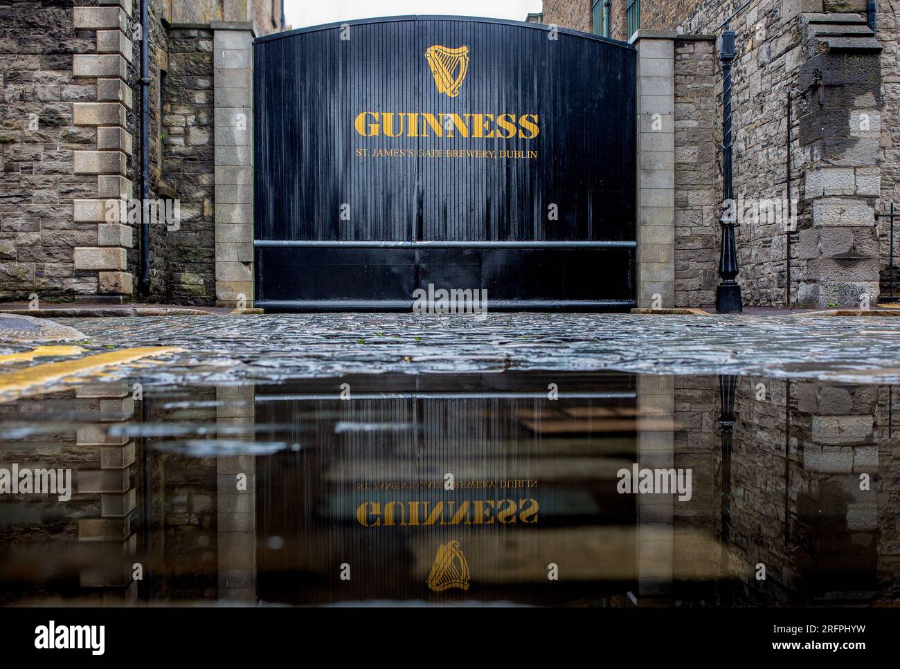 Dublino, Irlanda - 23 luglio 2023: Famoso cancello nero presso la Guinness Storehouse Foto Stock