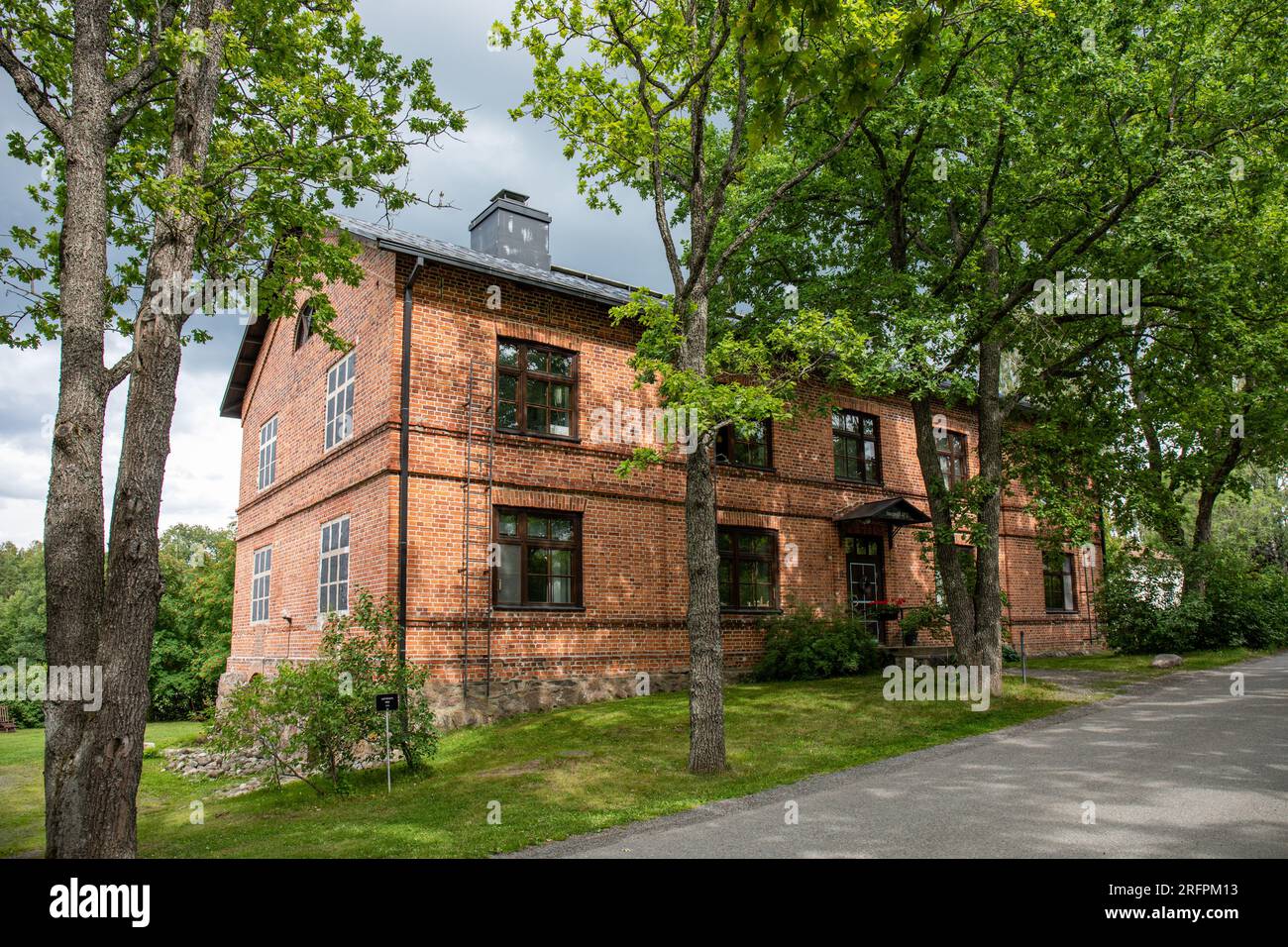 Anttipoffi, un edificio residenziale in mattoni rossi, costruito nel 1852, originariamente per le abitazioni dei lavoratori, nel villaggio di Mathildedal a Perniö, in Finlandia Foto Stock