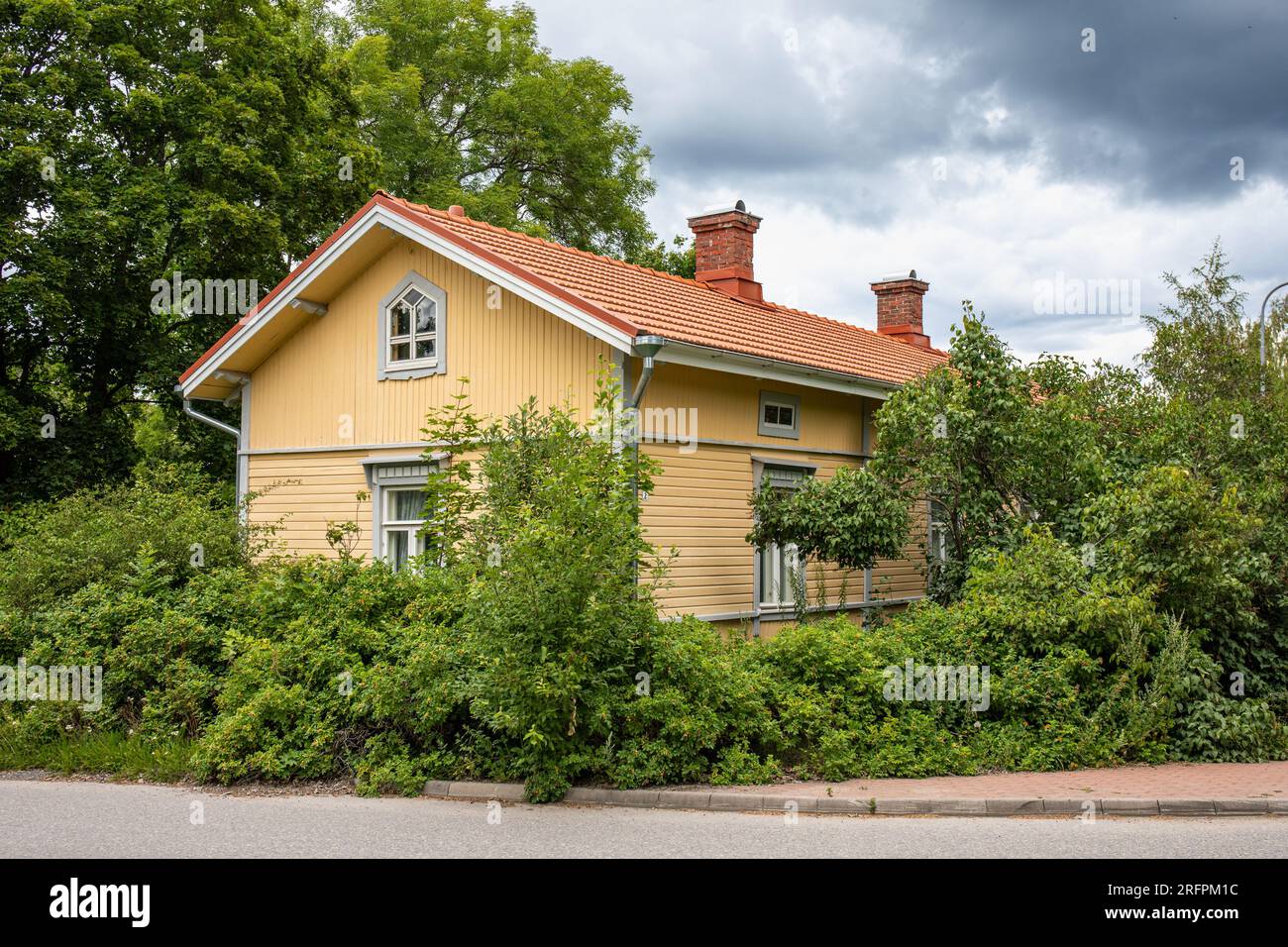 Casa di legno gialla nel villaggio di Mathildedal, Perniö, Finlandia Foto Stock