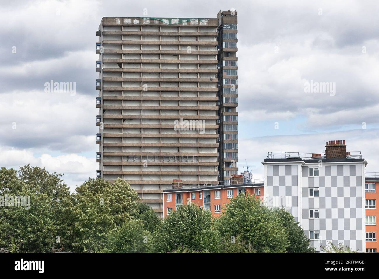 Maydew House, ora abbandonato edificio a torre in architettura brutalista, Abbeyfield Estate, Rotherhithe, Southwark, Londra, REGNO UNITO Foto Stock