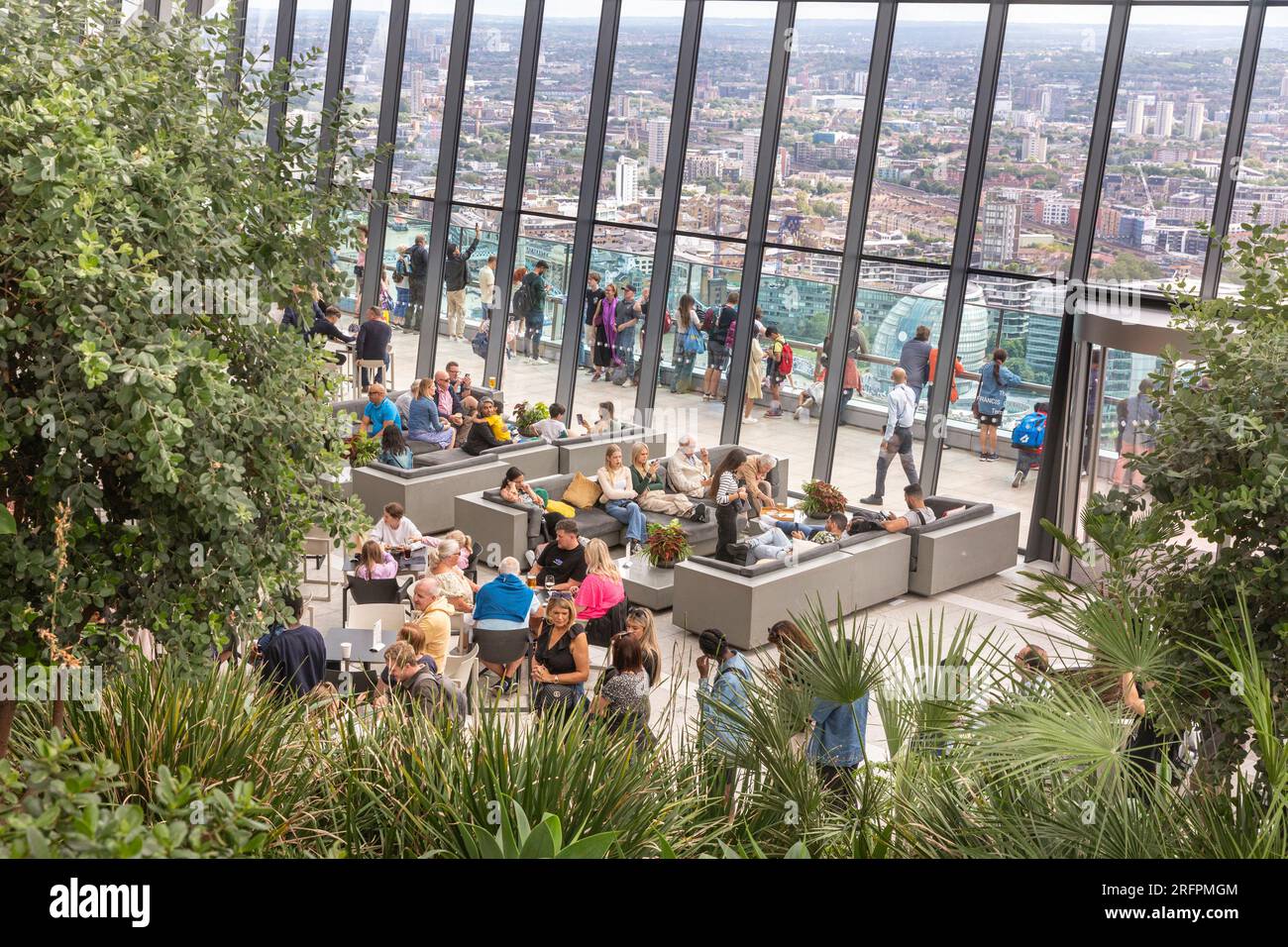 Terrazza panoramica Sky Garden, giardino pensile e bar in cima all'edificio Walkie Talkie, 20 Fenchurch Street, Londra Foto Stock