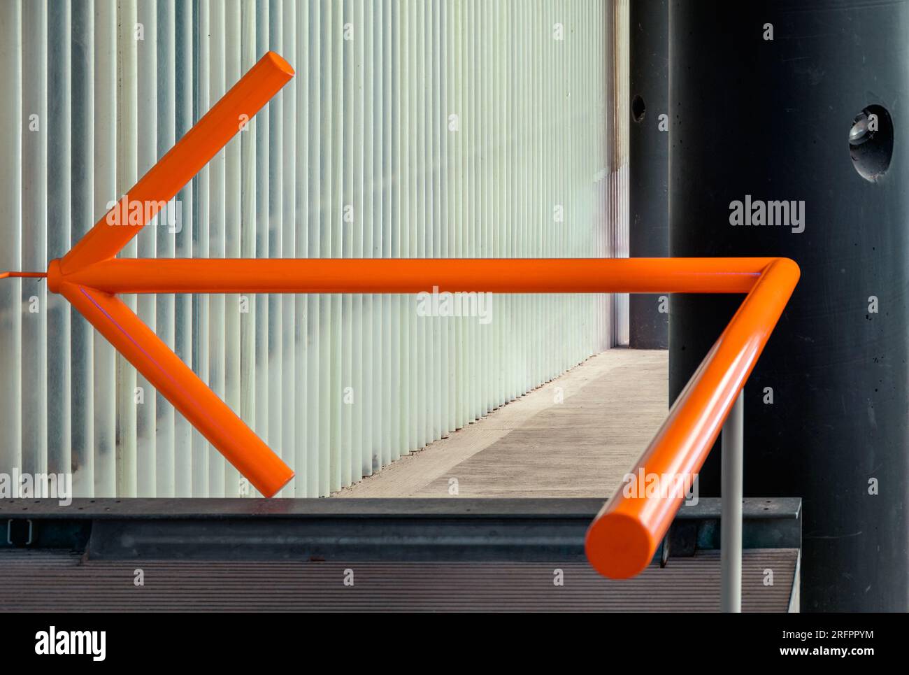 Rotterdam, Paesi Bassi - Kunsthal by OMA, freccia arancione Foto Stock