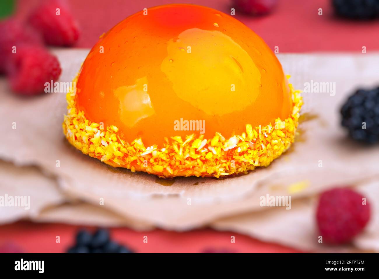 marmellata di pesche gialle con lamponi e more, torta all'arancia con ripieno bianco cremoso Foto Stock