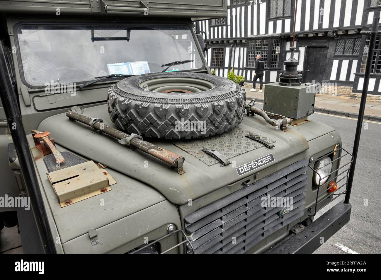 Land Rover Defender Army Ambulance Vehicle dettaglio degli attrezzi ausiliari e delle attrezzature trasportate. Inghilterra Regno Unito Foto Stock