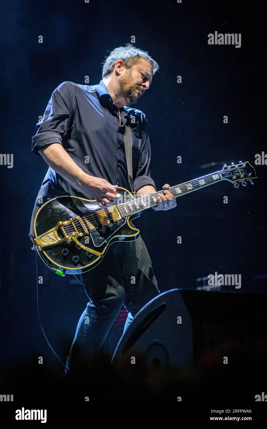 Skanderborg, Danimarca. 4 agosto 2023. La rock band inglese Suede esegue un concerto dal vivo durante il festival musicale danese SmukFest 2023 a Skanderborg. Qui il chitarrista Richard Oakes è visto dal vivo sul palco. (Foto: Gonzales Photo/Alamy Live News Foto Stock