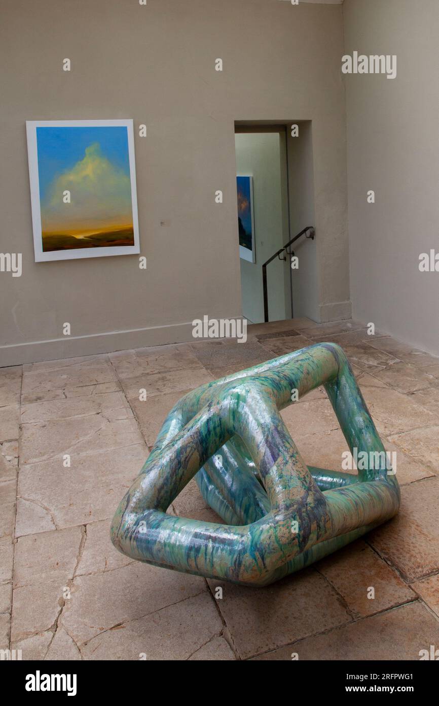 Richard Deacon, "Like You Know" (2002) al NewArtCentre, Roche Court, East Winterslow, Salisbury, Wiltshire Foto Stock