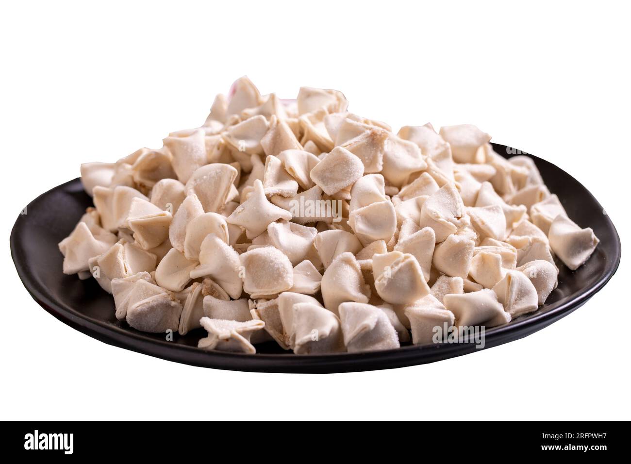 Ravioli congelati isolati su sfondo bianco. Ravioli ripieni al centro. Ravioli turchi. Prelibatezze della cucina tradizionale mondiale. Primo piano. Foto Stock