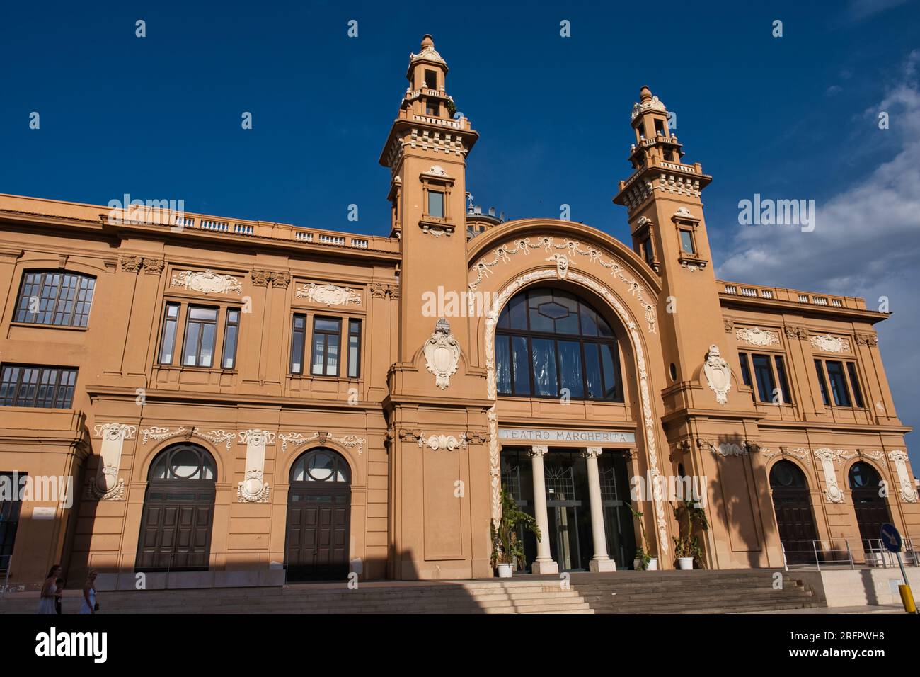Vista esterna dell'edificio del teatro Margherita di Bari Foto Stock