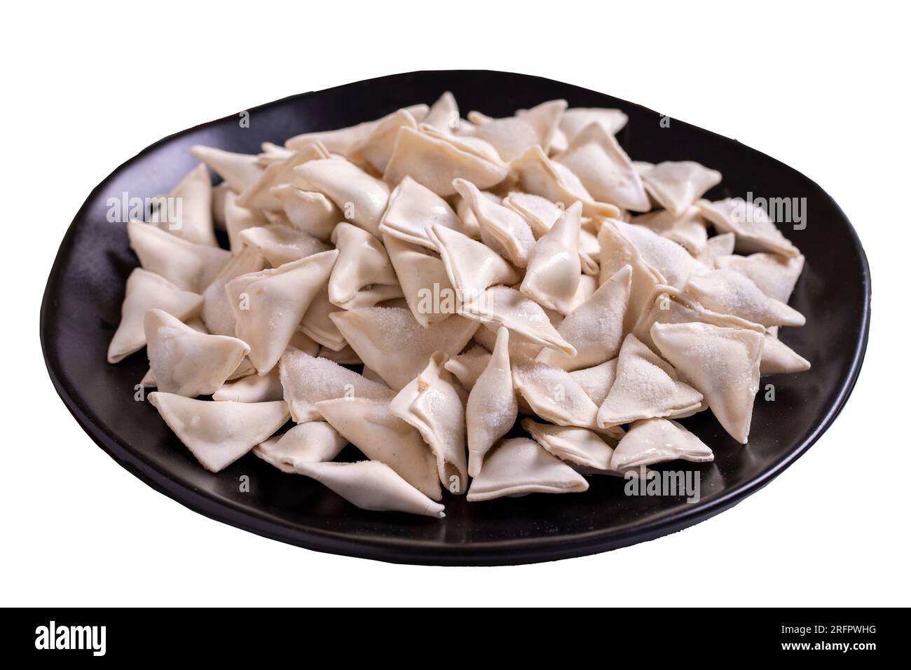 Ravioli congelati isolati su sfondo bianco. Ravioli ripieni al centro. Ravioli turchi. Prelibatezze della cucina tradizionale mondiale. Primo piano. Foto Stock