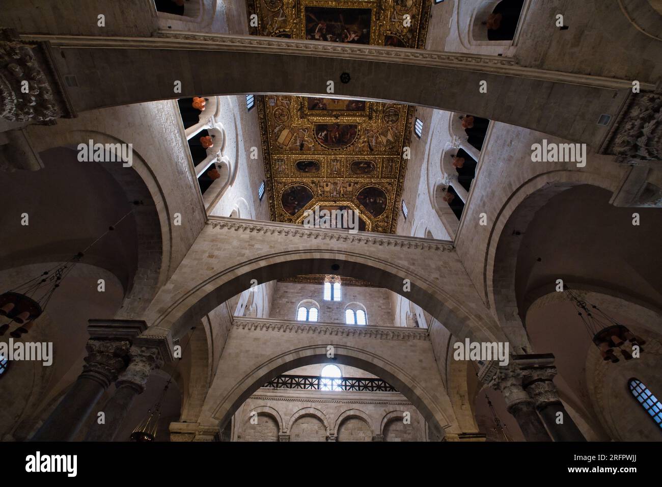 Vista interna della chiesa di San Nicola a Bari Foto Stock