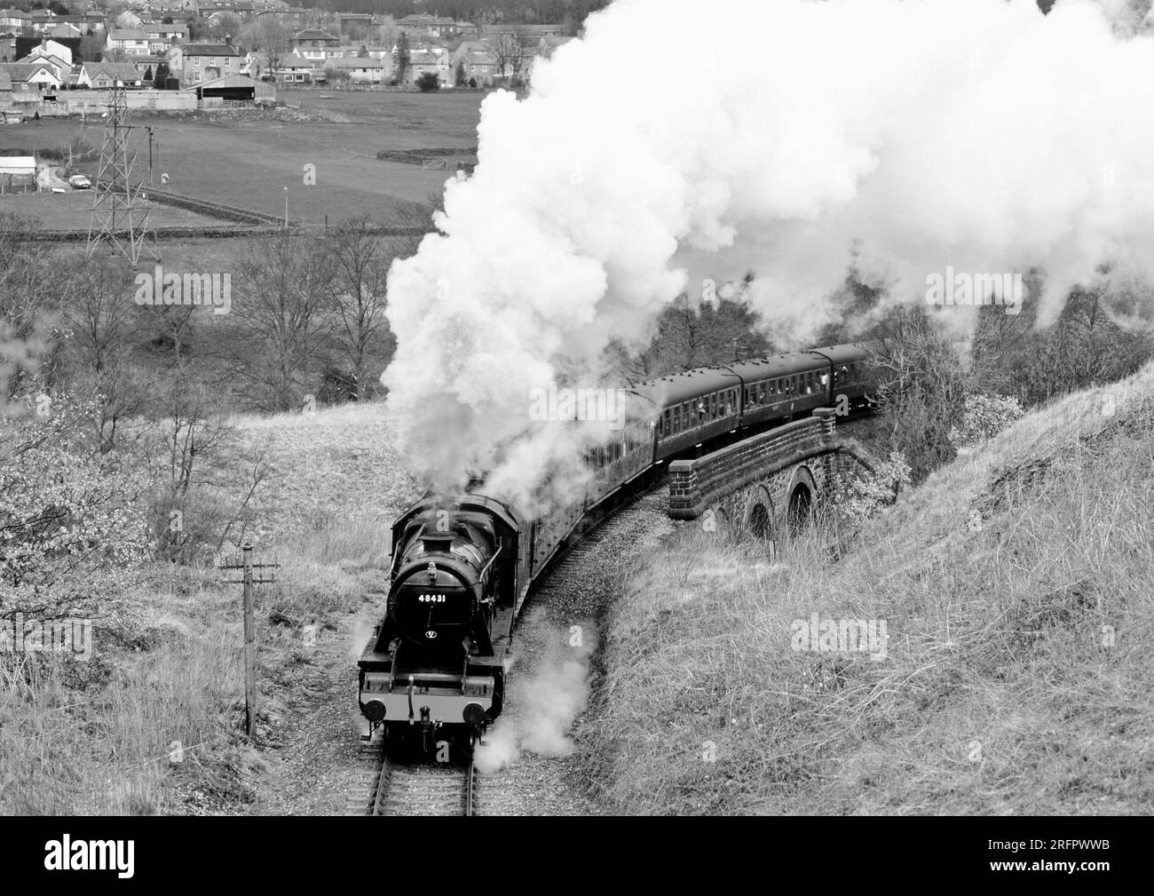 Locomotiva a vapore di classe 8F No 48431 a Mytholmes, Keighley Worth Valley Railway, West Yorkshire, Englnand Foto Stock