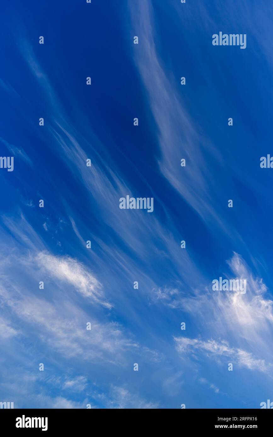 Wispy cirrus nuvole contro un cielo blu Foto Stock