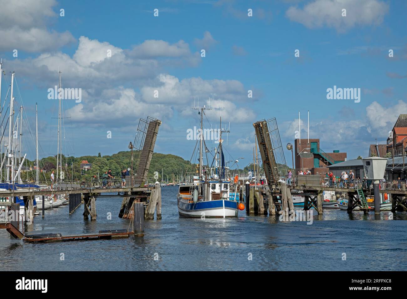 Barche, porto, ponte di controposizione, Eckernförde, Schleswig-Holstein, Germania Foto Stock