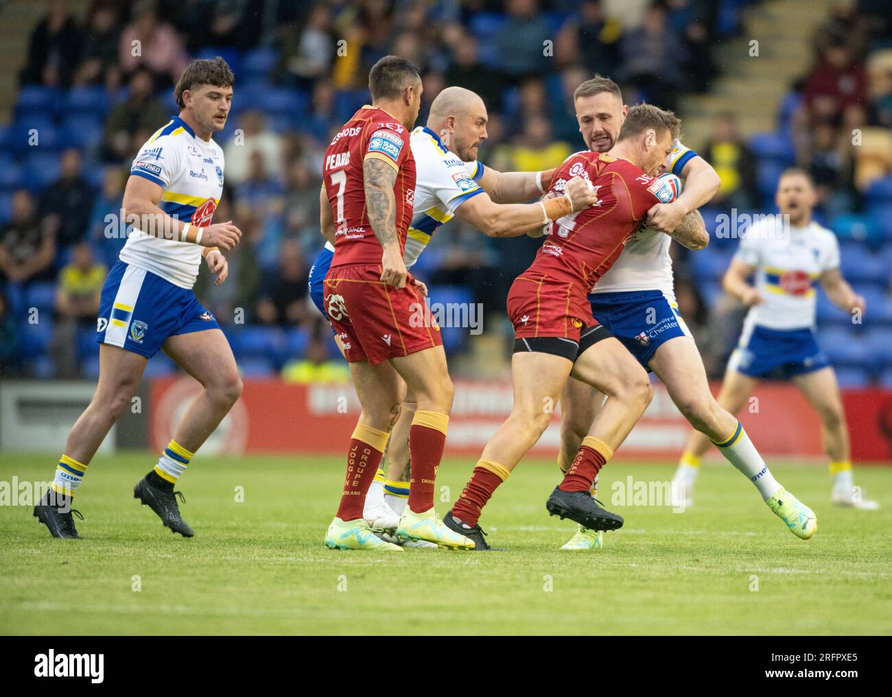 Warrington, Cheshire, Inghilterra 4 agosto 2023. Catalans Dragons Tom Johnstone viene affrontato durante, Warrington Wolves V Catalans Dragons all'Halliwell Jones Stadium, Betfred Super League, Warrington (Credit Image: ©Cody Froggatt/Alamy live news) Foto Stock