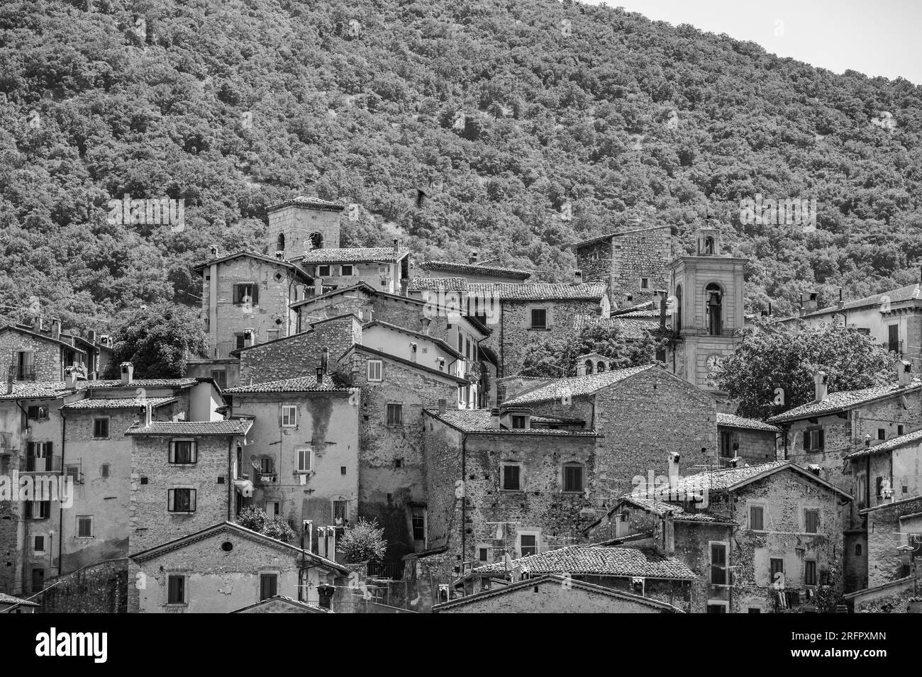 Scanno, Abruzzo. Scanno è un comune italiano di 1 782 abitanti situato  nella provincia dell'Aquila, in Abruzzo. L'area comunale, circondata da  Foto stock - Alamy