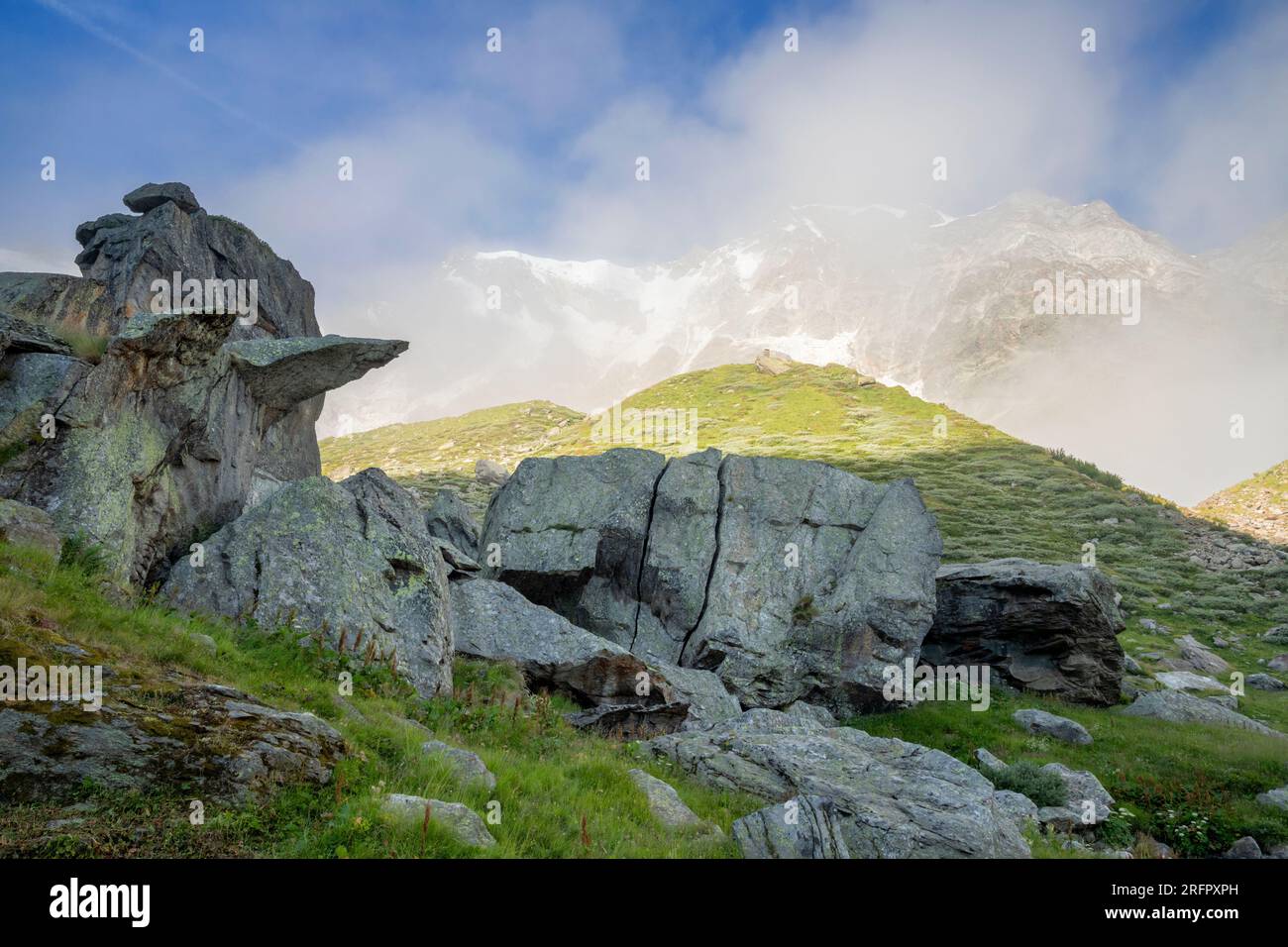 Il Monte Rosa e Punta Gnifetti paks nelle nuvole mattutine - Valle Anzasca. Foto Stock