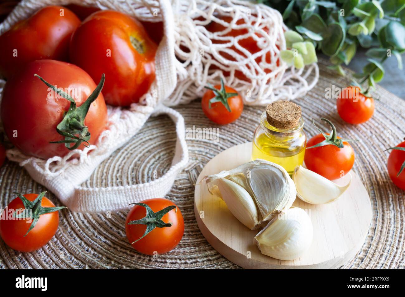 Shot orizzontale di prodotti mediterranei utilizzando una shopping bag zero rifiuti. Concetto ecologico. Foto Stock