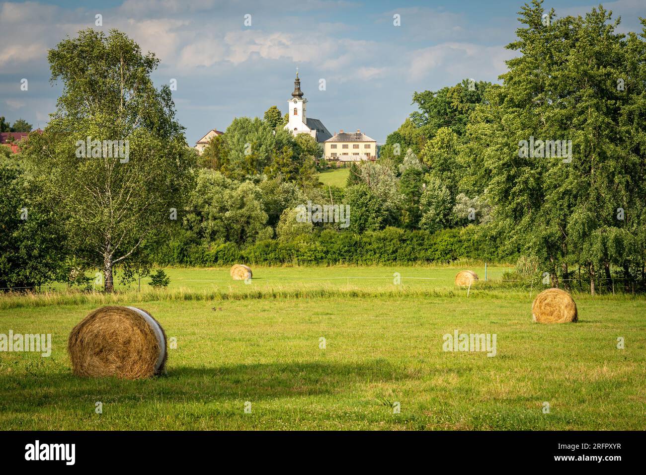 Paesaggio di Bludovice, chiesa evangelica vista dalla valle intorno al fiume Lučina, regione morava-slesiana, Repubblica Ceca Foto Stock
