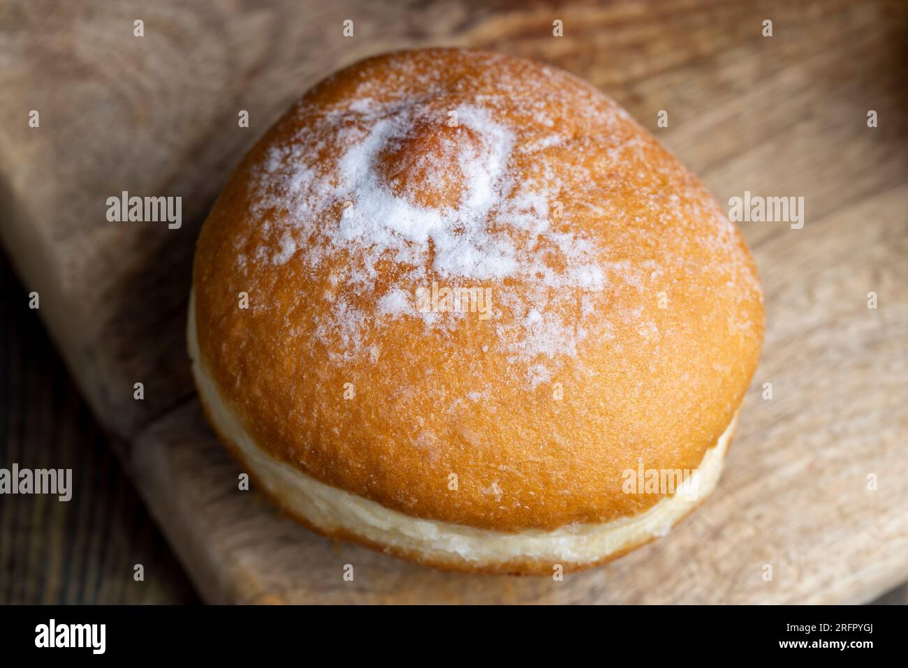 Ciambelle dolci di lievito farcite con latte condensato bollito, ciambelle dolci con crema di latte ripiena all'interno Foto Stock